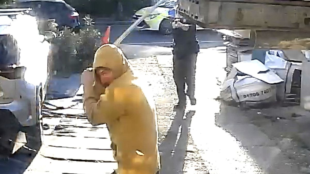 Útočník v Londýně ubodal mečem 14letého chlapce pár metrů od domova. Zrovna vyrazil do školy